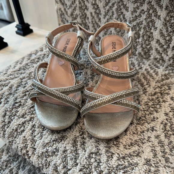 Madden Girl Dress Shoes.  Silver in color.  Girls size 13. - Picture 3 of 9